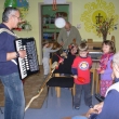 Fleischmann und Schmid_AK Aktiv im Alter Mengkofen_musizieren mit Kindern [640x480].jpg