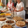 Elli Moser und Heidi Steiner_Pfarrgemeinde St. Johannes Landau_Kuchenverkauf Pfarrfest [640x480].jpg